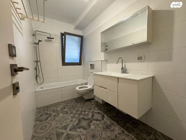 דירת גן, שדרות הצנחנים 14, רמת גן