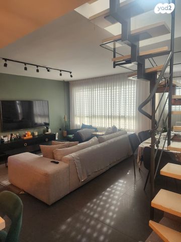 גג/ פנטהאוז, חברת חשמל, גבעתיים