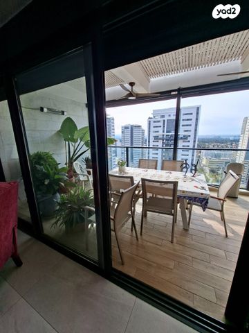 דירה, דרך העמק, מתחם מרכזי, גני תקווה