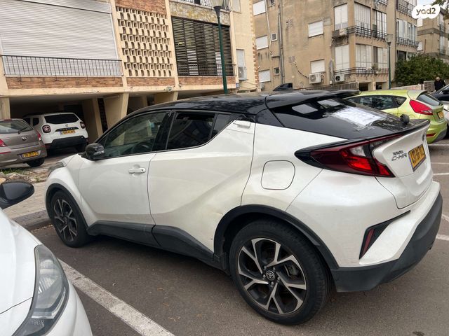מודעת רכב טויוטה C-HR