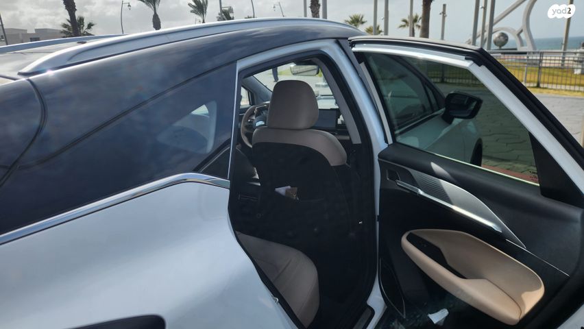 מודעת רכב ג׳ילי Geometry C