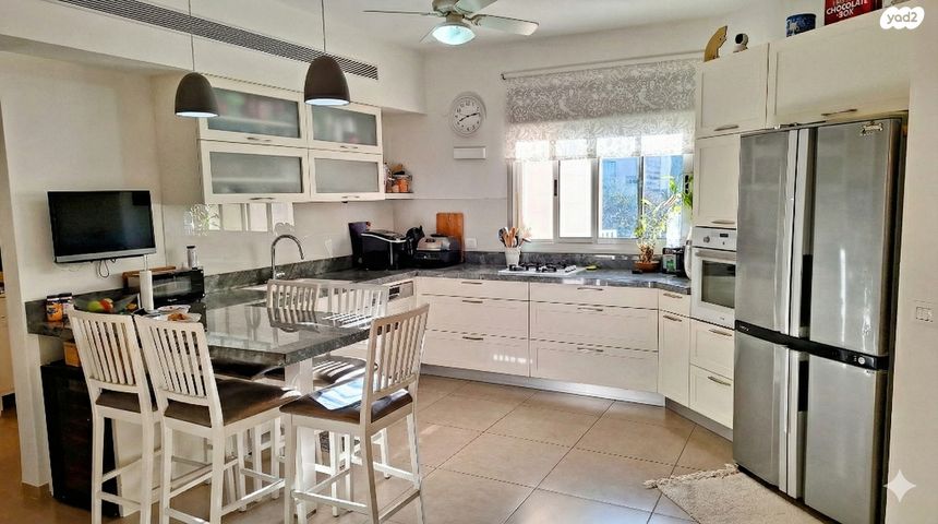 דירת גן, אריק לביא 6, הזמר העברי, כפר סבא