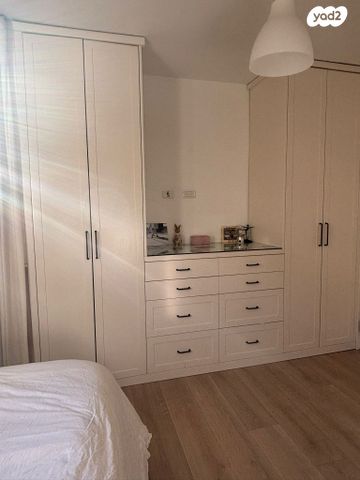 דופלקס, שנת היובל 4, גיל עמל, הוד השרון