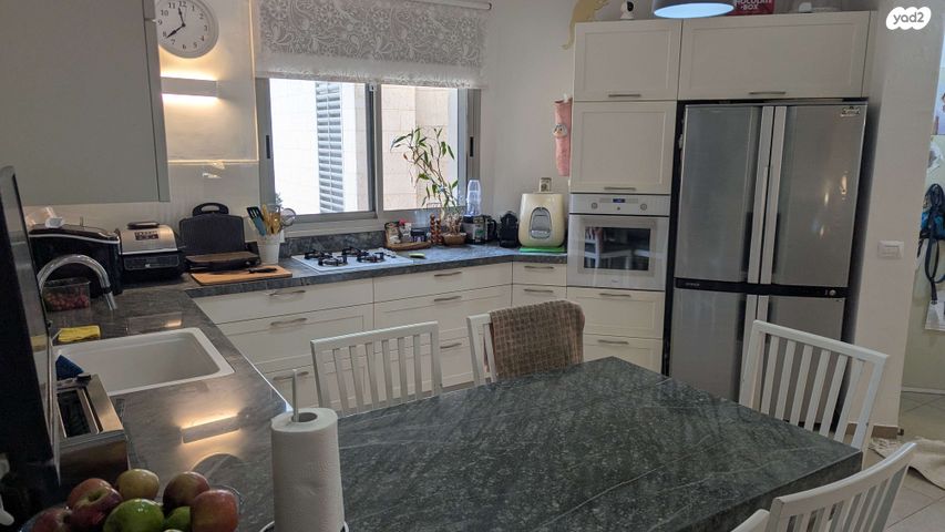 דירת גן, אריק לביא 6, הזמר העברי, כפר סבא