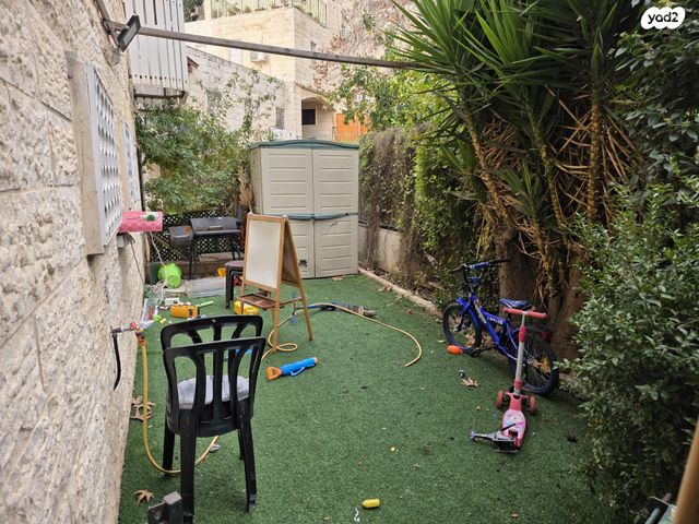 יגאל אלון 10