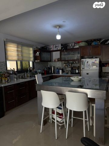 דירת גן, כלי שיר, קרני שומרון