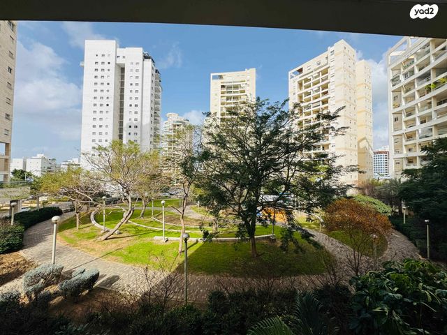 דירה, אלוף רחבעם זאבי, הדר המושבות החדשה / אם המושבות החדשה, פתח תקווה