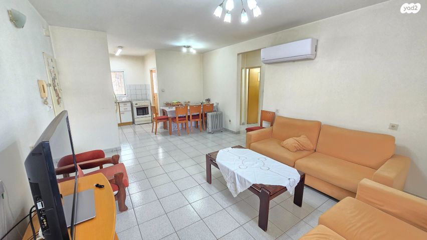 דירה, ה' באייר, נווה אפק, ראש העין