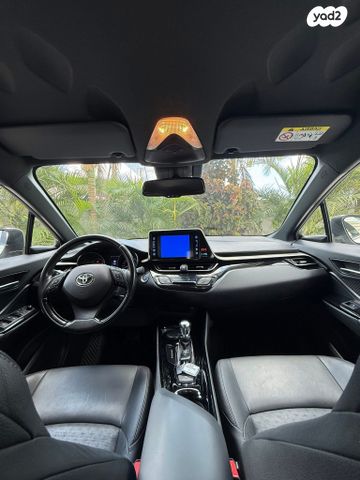 מודעת רכב טויוטה C-HR