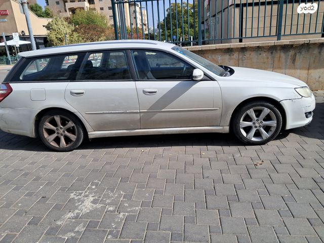 סובארו B4/לגאסי