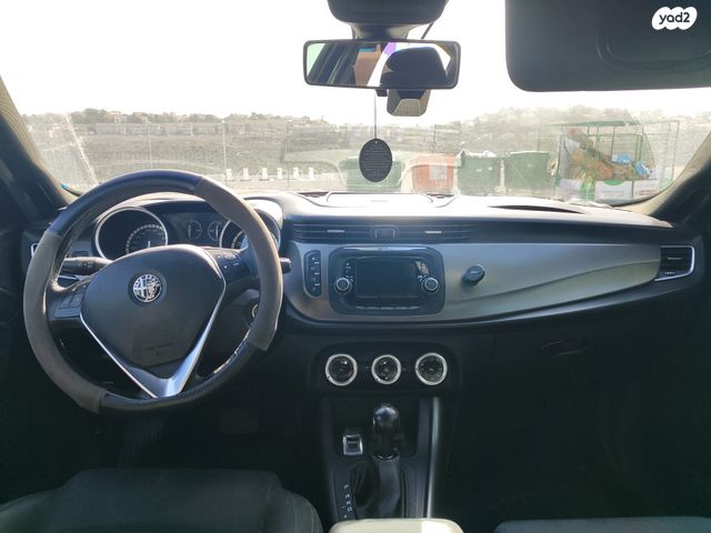 מודעת רכב אלפא רומיאו ג'ולייטה