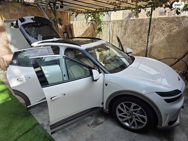 מודעת רכב ג'נסיס GV60