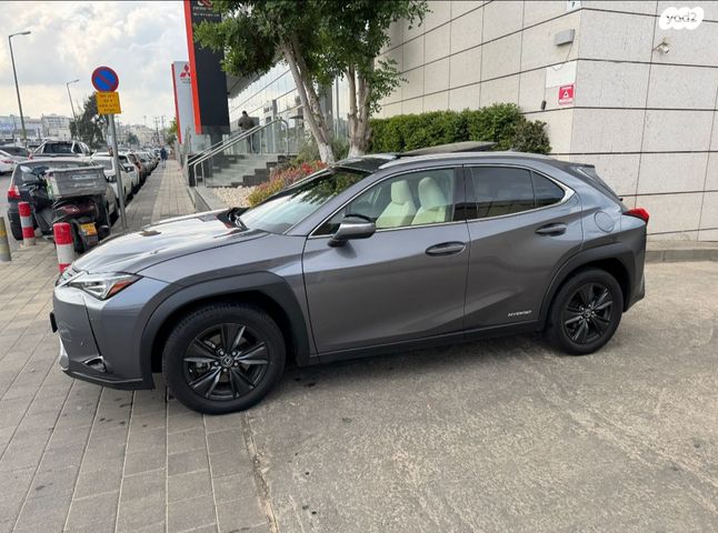 מודעת רכב לקסוס UX