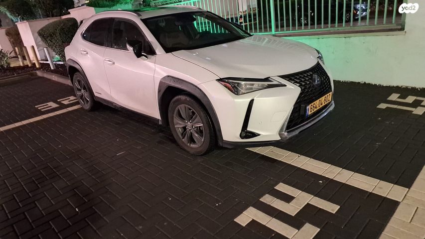 מודעת רכב לקסוס UX