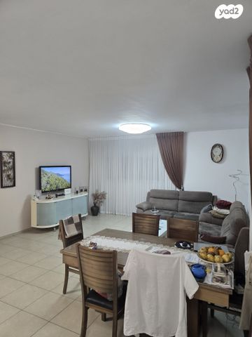 גג/ פנטהאוז, דוגית 13, קרית מנחם בגין, רמלה