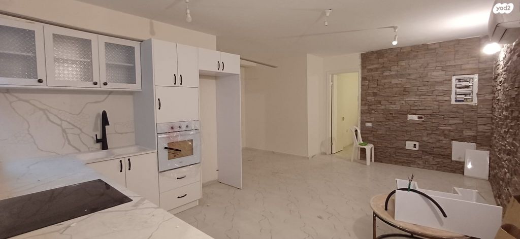 עזרא ונחמיה 21