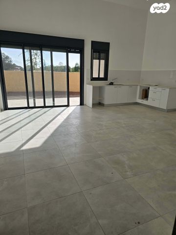 לאה גולדברג 16