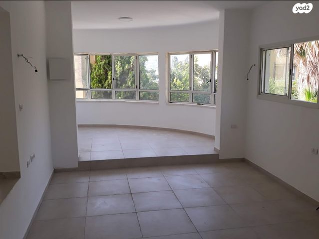 דירה, הרב עוזיאל 64, הראשונים, שלומי