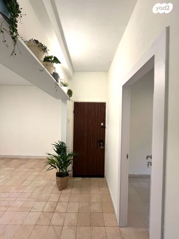 שדרות ג'יימס דה רוטשילד 12