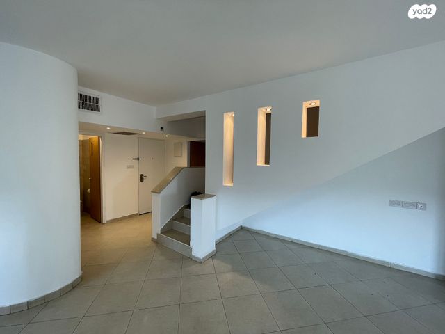 גג/ פנטהאוז, עת הזמיר 9, מגדים, מעלה אדומים