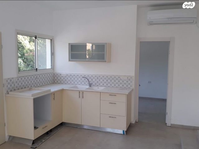 דירה, הרב עוזיאל 64, הראשונים, שלומי