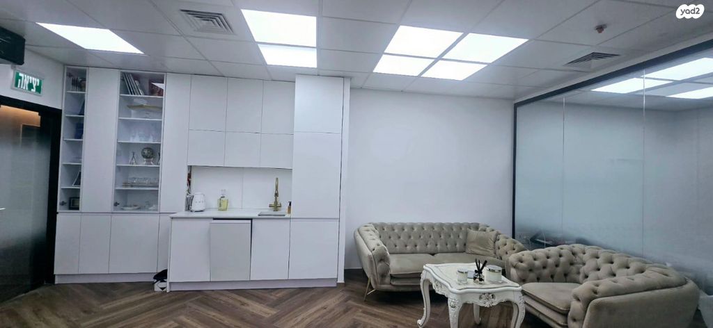 בניין משרדים, דרך מנחם בגין 158, מונטיפיורי, הרכבת, תל אביב יפו