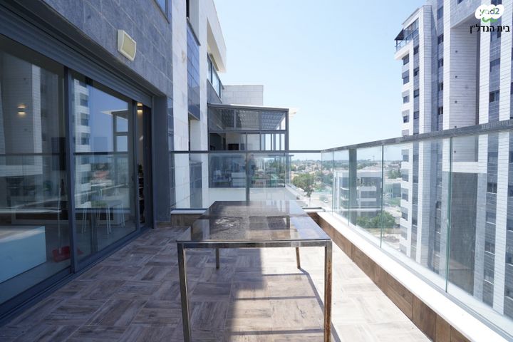 דירה, מאיר עמית, נווה אור, אור עקיבא