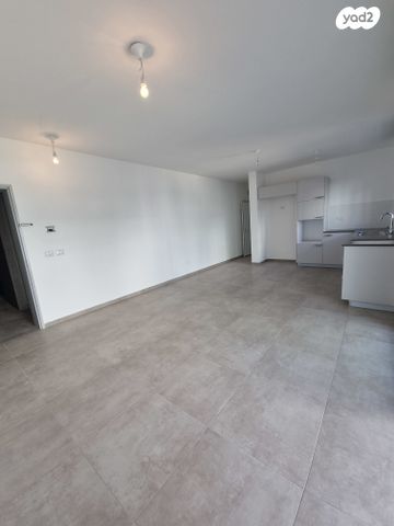 דירה, כלנית 8, הפרחים, חריש