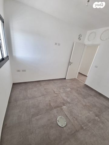 דירה, כלנית 8, הפרחים, חריש