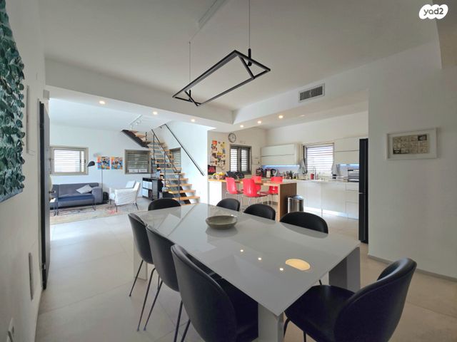 גג/ פנטהאוז, נחום גוטמן, 2003, רעננה