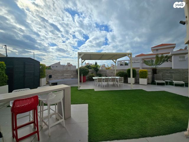 גג/ פנטהאוז, נחום גוטמן, 2003, רעננה