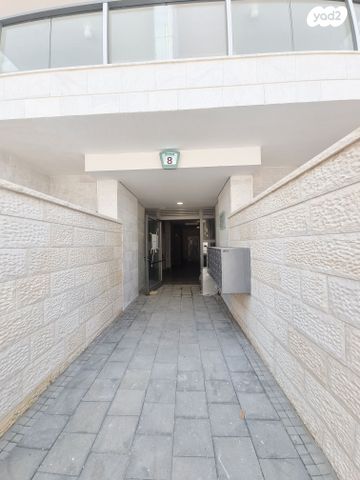 דירה, כלנית 8, הפרחים, חריש