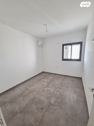 דירה, כלנית 8, הפרחים, חריש