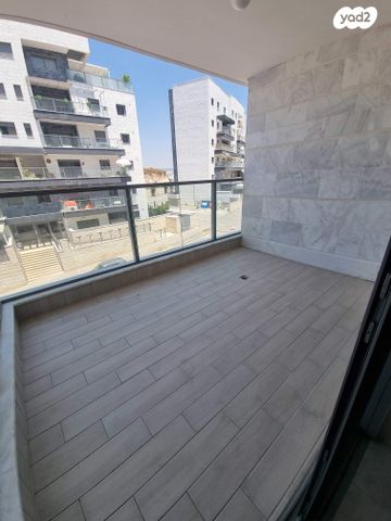 דירה, כלנית 8, הפרחים, חריש