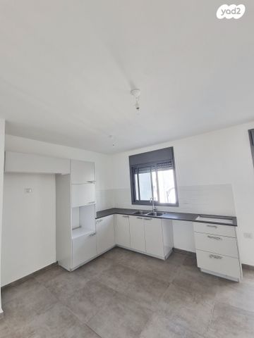 דירה, כלנית 8, הפרחים, חריש