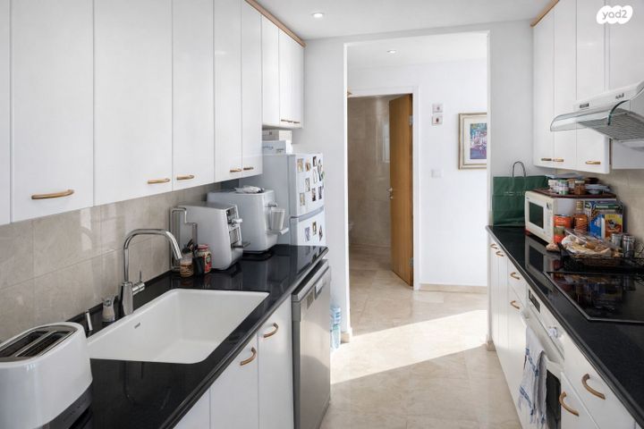 דירה, אלי לנדאו, הרצליה פיתוח, הרצליה