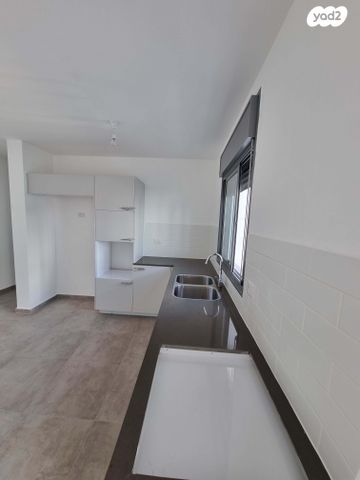 דירה, כלנית 8, הפרחים, חריש