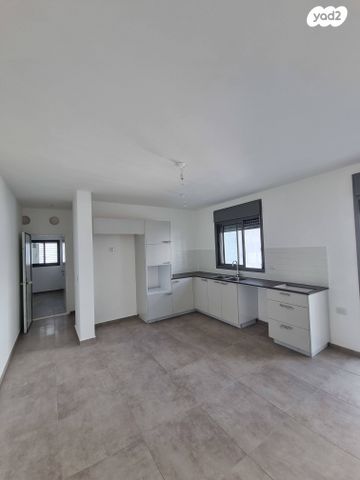 דירה, כלנית 8, הפרחים, חריש