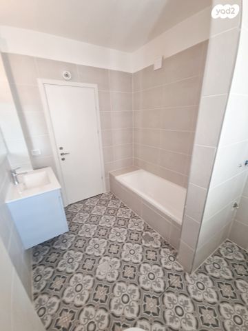 דירה, כלנית 8, הפרחים, חריש