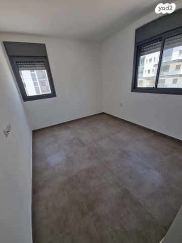 דירה, כלנית 8, הפרחים, חריש