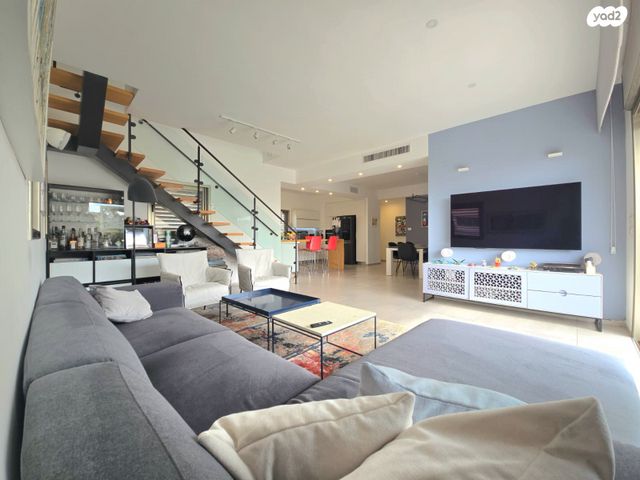 גג/ פנטהאוז, נחום גוטמן, 2003, רעננה