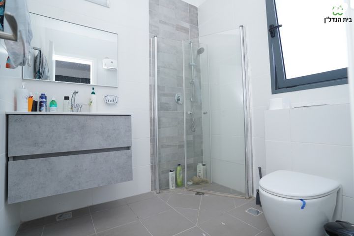 דירה, מאיר עמית, נווה אור, אור עקיבא