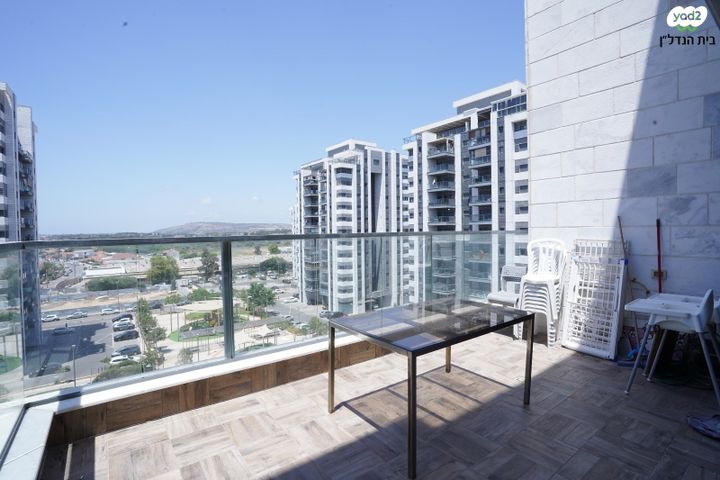 דירה, מאיר עמית, נווה אור, אור עקיבא