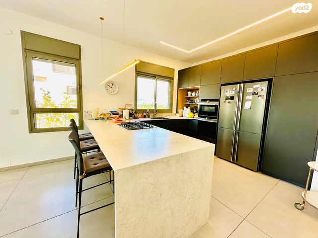 דופלקס, יהודה עמיחי, נווה זמר, רעננה