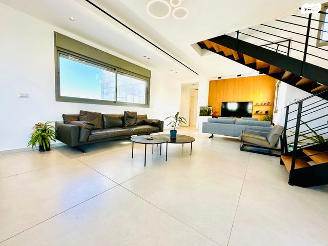 דופלקס, יהודה עמיחי, נווה זמר, רעננה