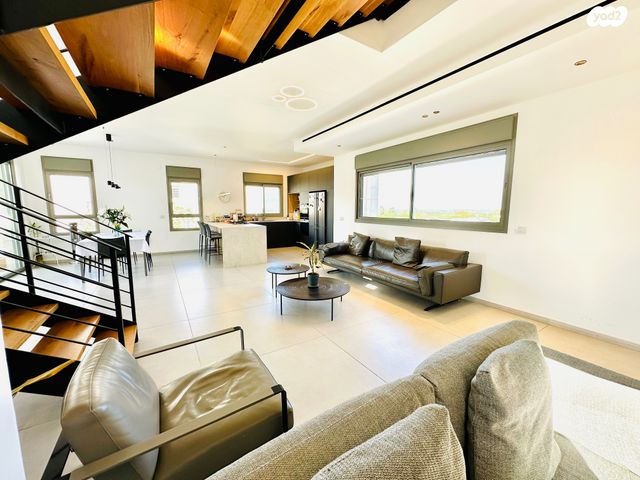 דופלקס, יהודה עמיחי, נווה זמר, רעננה