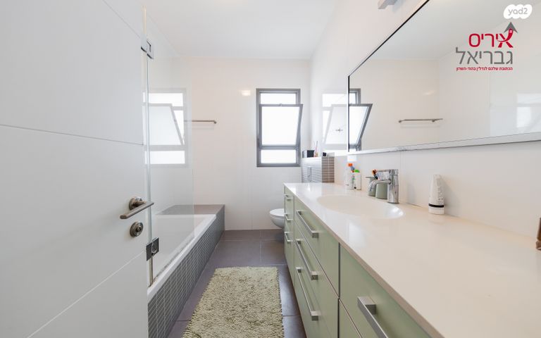 דו משפחתי, מתחם האצבע, הוד השרון