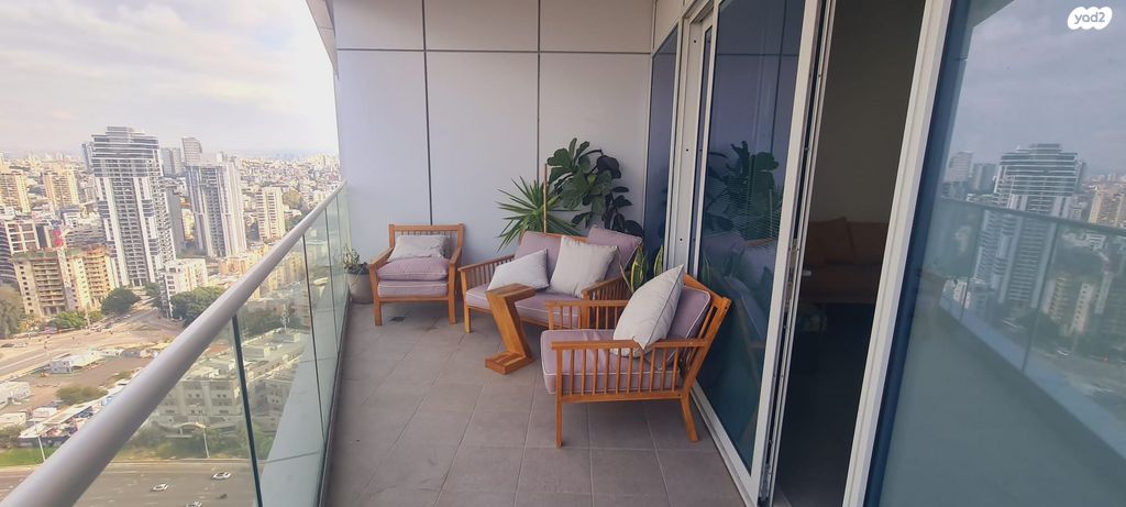 מונטיפיורי, הרכבת