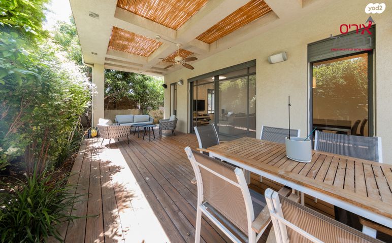 דו משפחתי, מתחם האצבע, הוד השרון