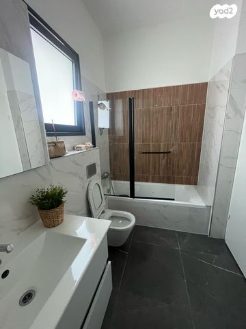 גג/ פנטהאוז, יצחק שמיר, נתיבות